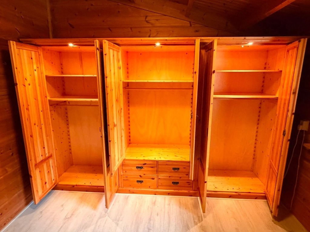 Prachtige houten kleding kast met verlichting, 200 cm of meer, Zo goed als nieuw, 200 cm of meer, Grenenhout