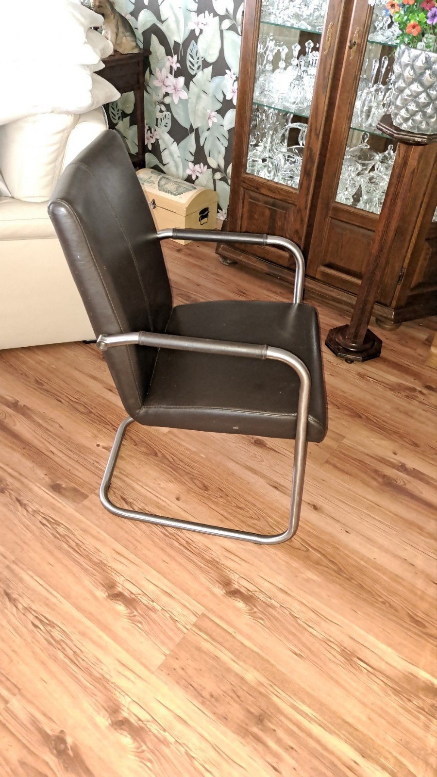 Bruine leren stoel met metalen frame, Huis en Inrichting, Ophalen, Gebruikt, Vier, Leer
