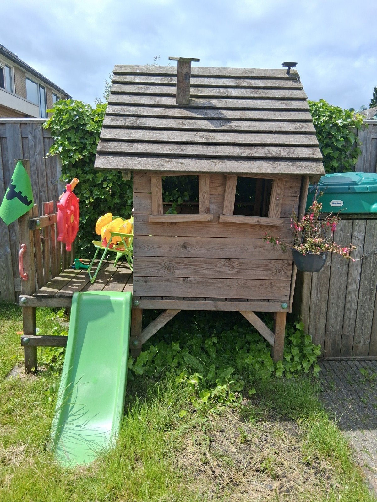 Speelhuis, Ophalen, Hout