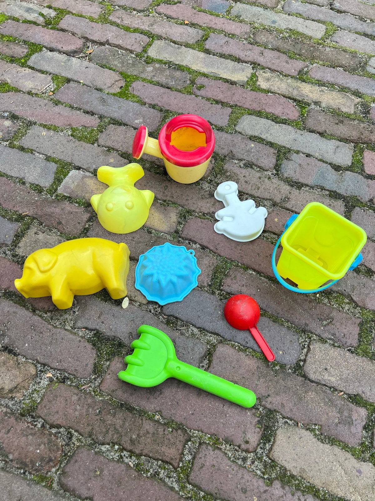 Zandspeelgoed set: emmertje, gieter, hark en vormpjes, Ophalen of Verzenden, Gebruikt