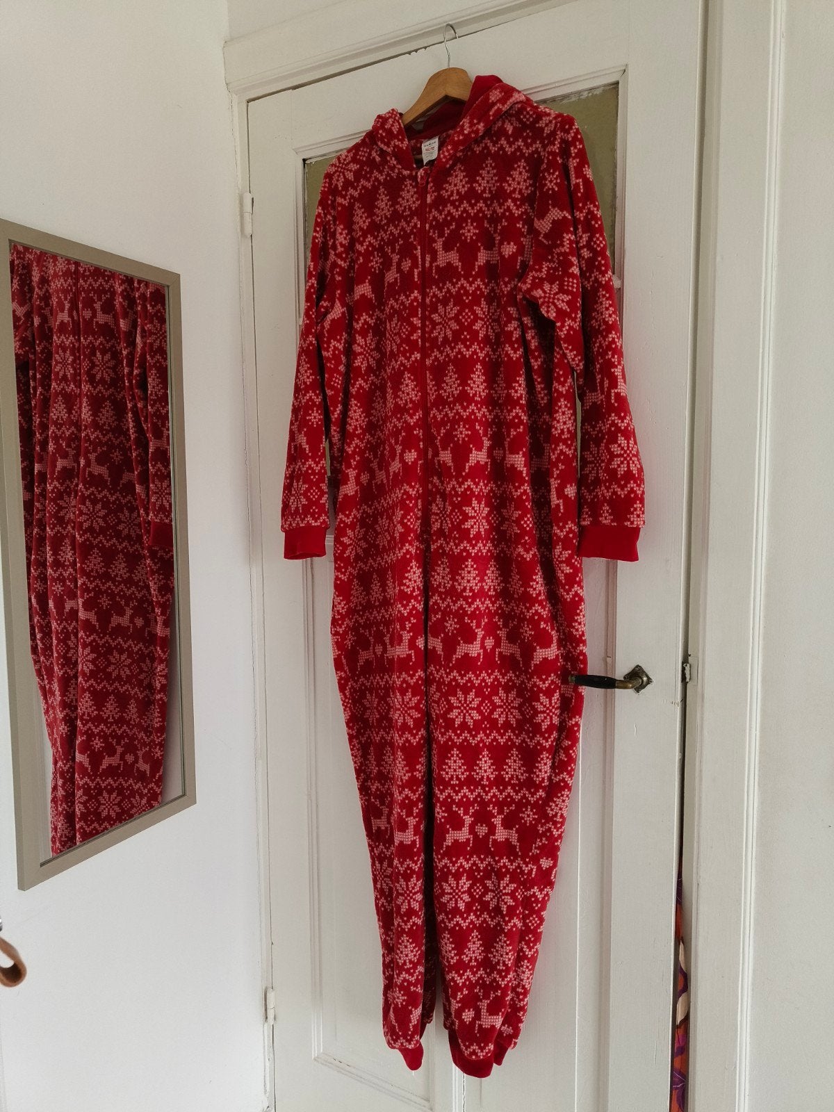 Kerst onesies - 1x L, 2x XL - Rood met rendieren, Party Universe, Ophalen of Verzenden, Zo goed als nieuw