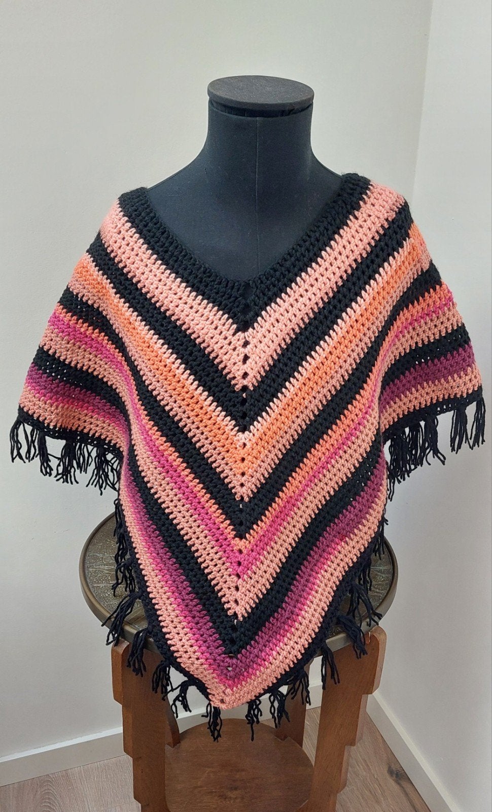 Nieuw gehaakte poncho 1 maat - Zwart/Oranje/roze/paars, Ophalen of Verzenden, Nieuw