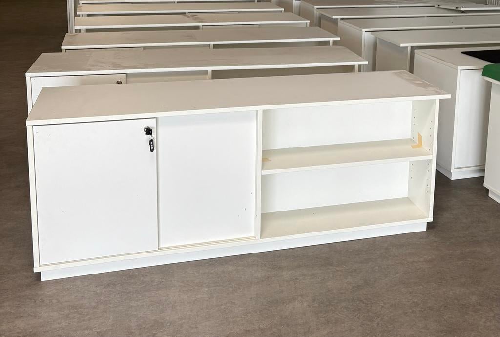 Witte kast met schuifdeur en legplanken, Ophalen, Gebruikt