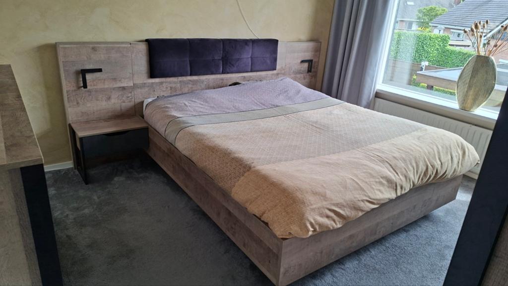 Complete Slaapkamer Set: Bed, Kledingkast & Commode, Ophalen, Zo goed als nieuw, Tweepersoons, Modern, industrieel, hout en antraciet