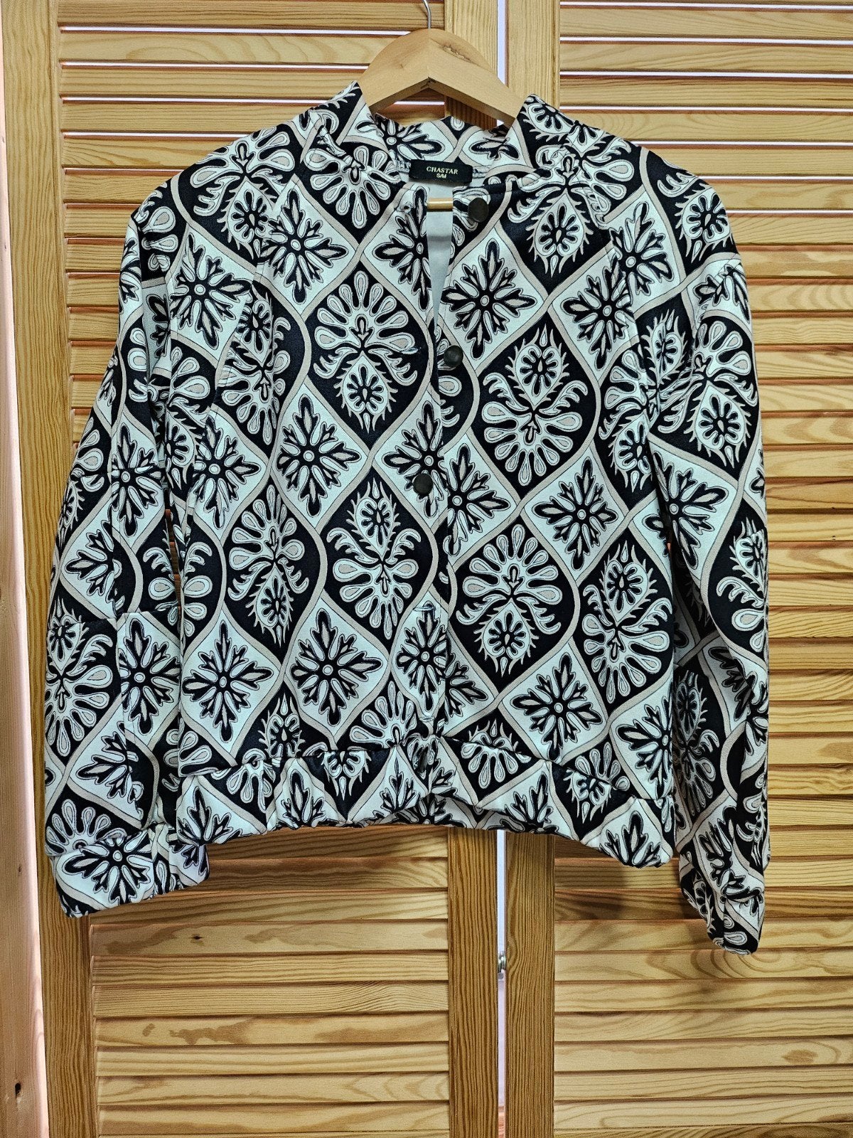 Chastar jasje met zwart / wit / beige print • Maat S / M, Ophalen of Verzenden, Zo goed als nieuw, Maat 36 (S), Chastar