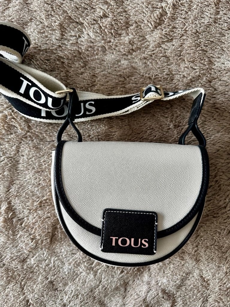 Stijlvolle Tous schoudertas - Wit met zwart accent, Sieraden, Tassen en Uiterlijk, Tassen | Schoudertassen, Ophalen of Verzenden