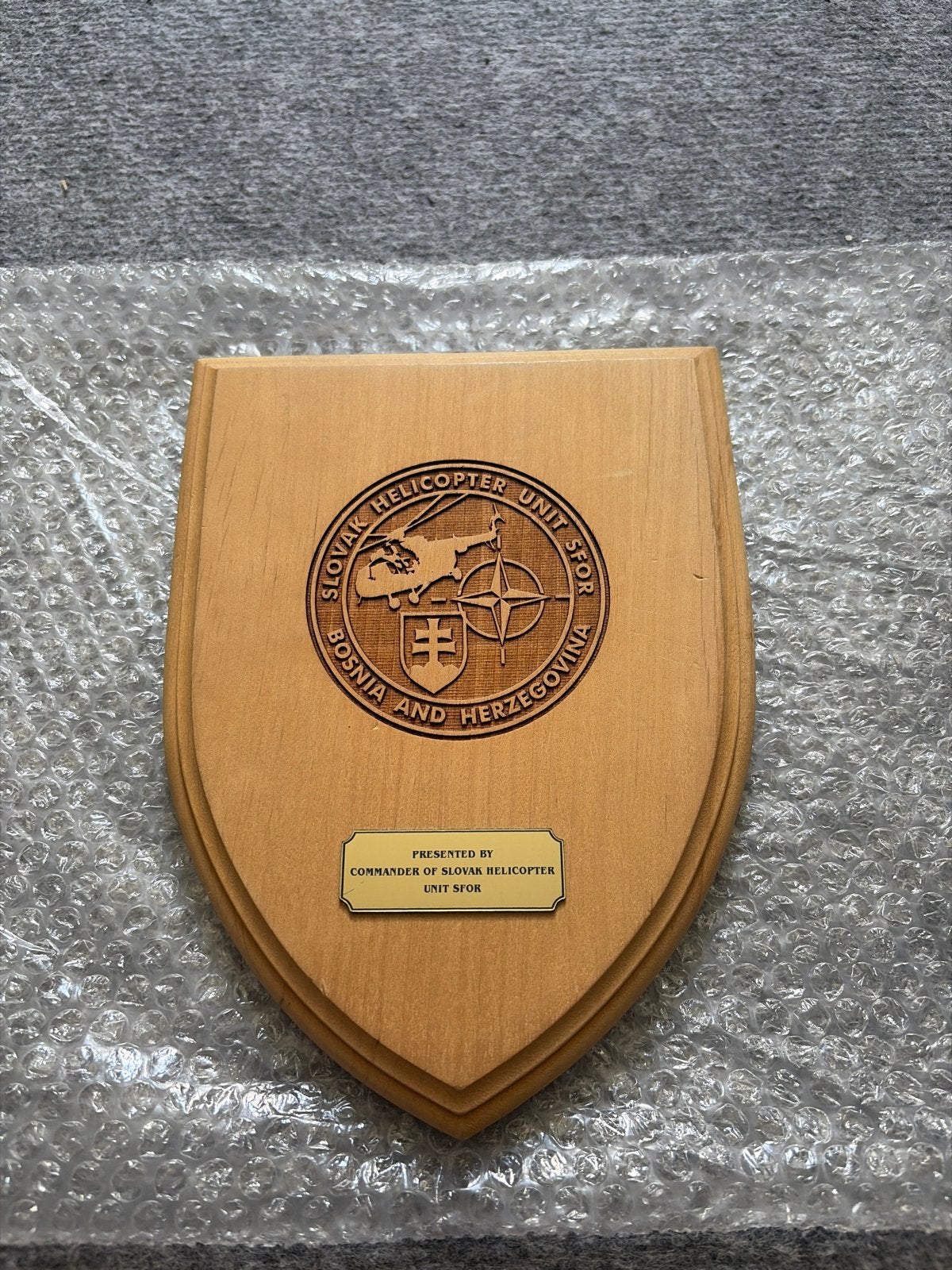 Houten Schildje SFOR Bosnië - Slovak Helicopter Unit, Verzenden, Overige soorten, Overige gebieden, Overige typen