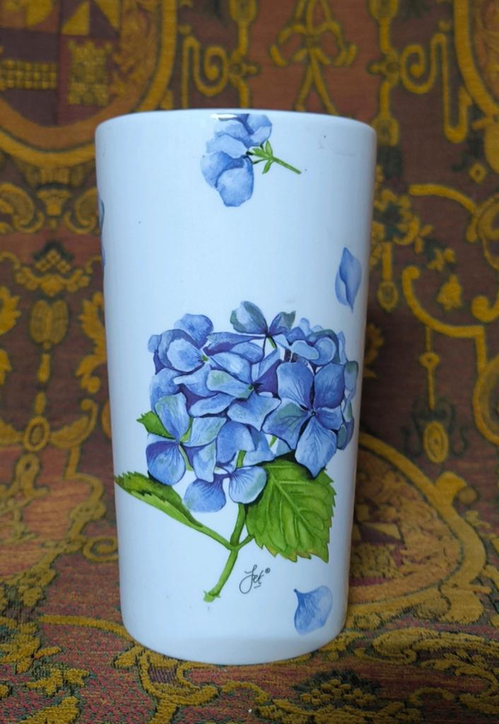 Witte vaas met blauwe hortensia's - Handgeschilderd, Ophalen, Wit, Aardewerk of Porselein, Nieuw