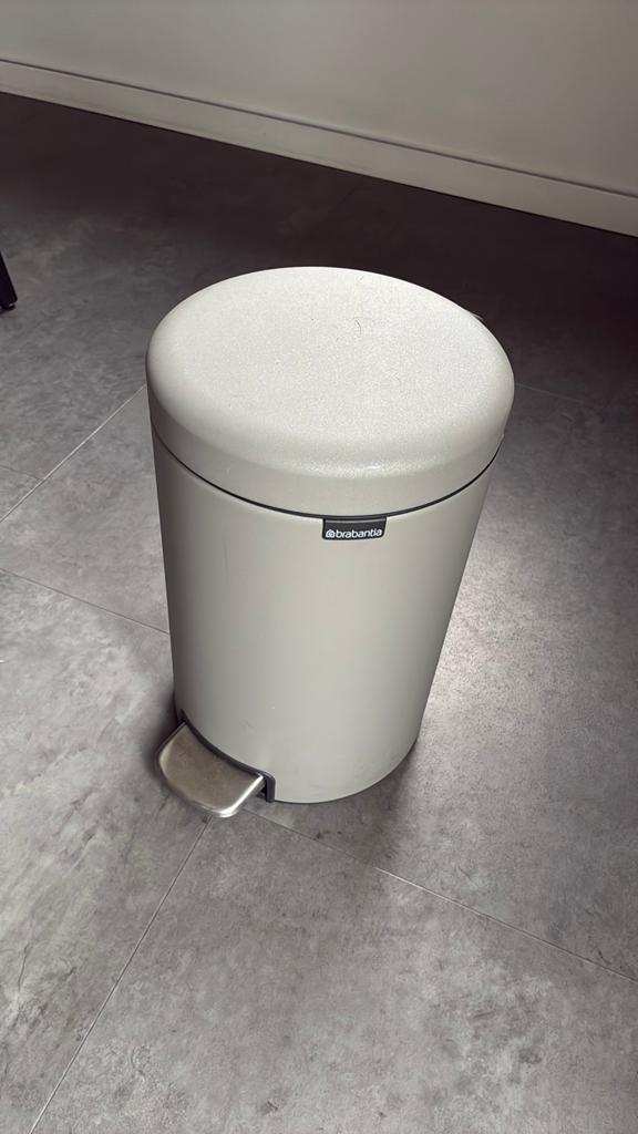 Brabantia vuilnisbak met pedaal., Ophalen, Met pedaal, Zo goed als nieuw, Rvs