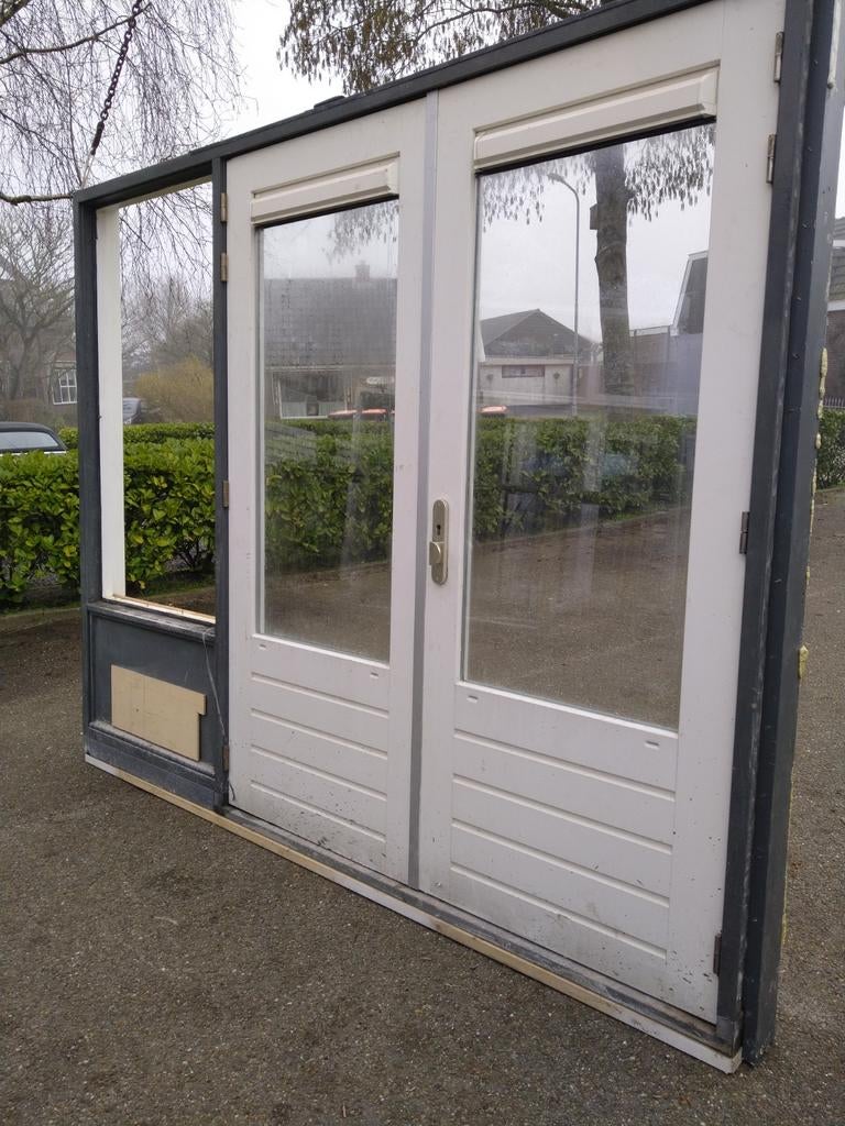 Hardhout kozijn met dubbele tuindeuren en zijlicht