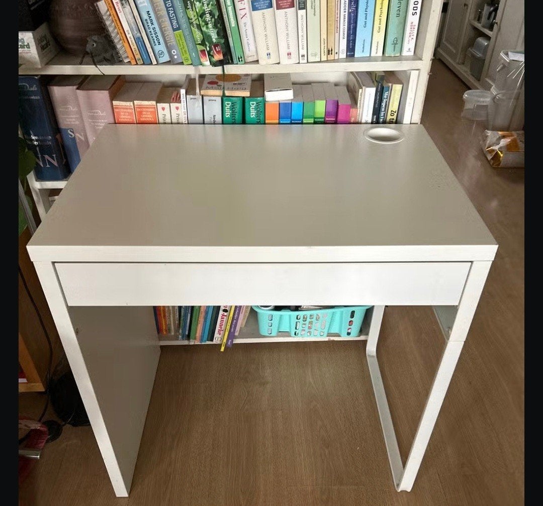 Wit bureau met lade en kabelgoot Zogoed als Nieuw, Gebruikt, Ophalen of Verzenden, Overige merken, Kabelgoot