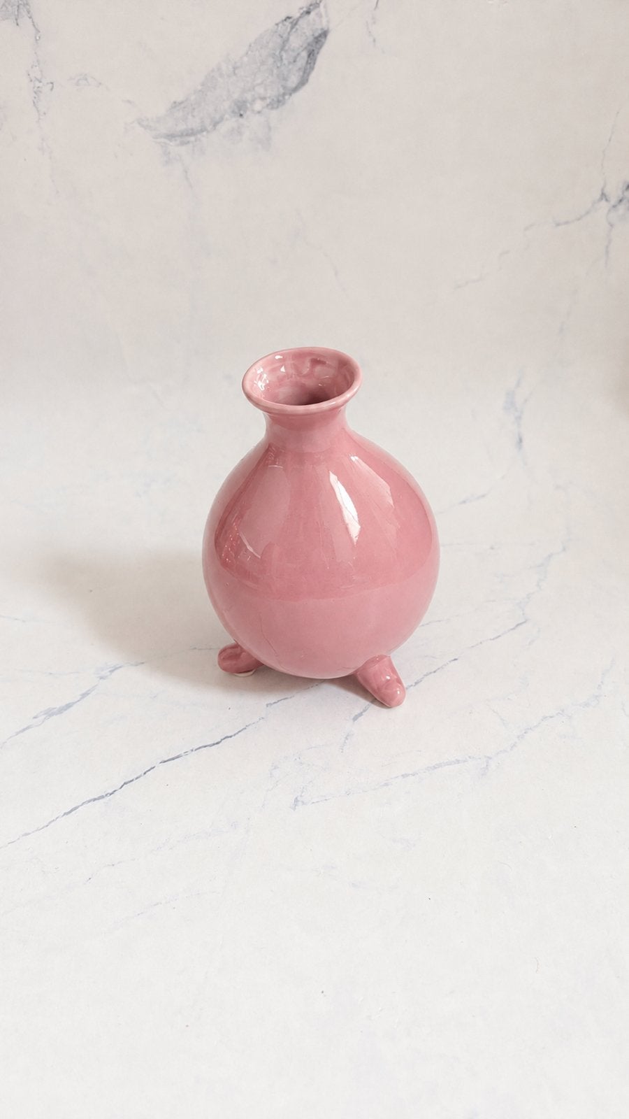 Klein roze vaasje op pootjes, Ophalen, 14 cm, Zo goed als nieuw, Roze