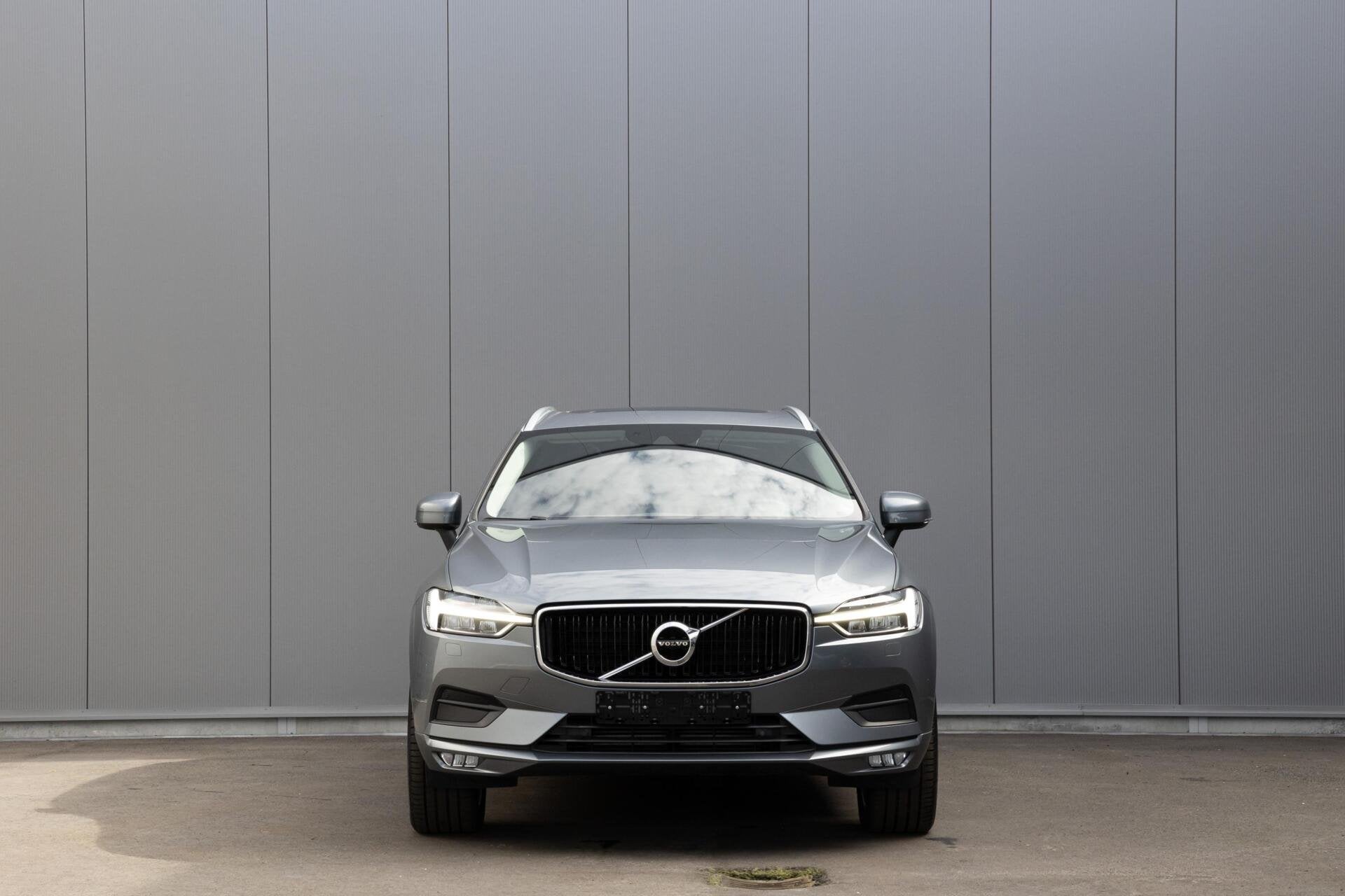 Volvo XC60 2.0 T4 Momentum Pro Panoramadak|Trekhaak|Leder|Wi, Auto's, Dealer onderhouden, Gebruikt, Zwart, 4 cilinders