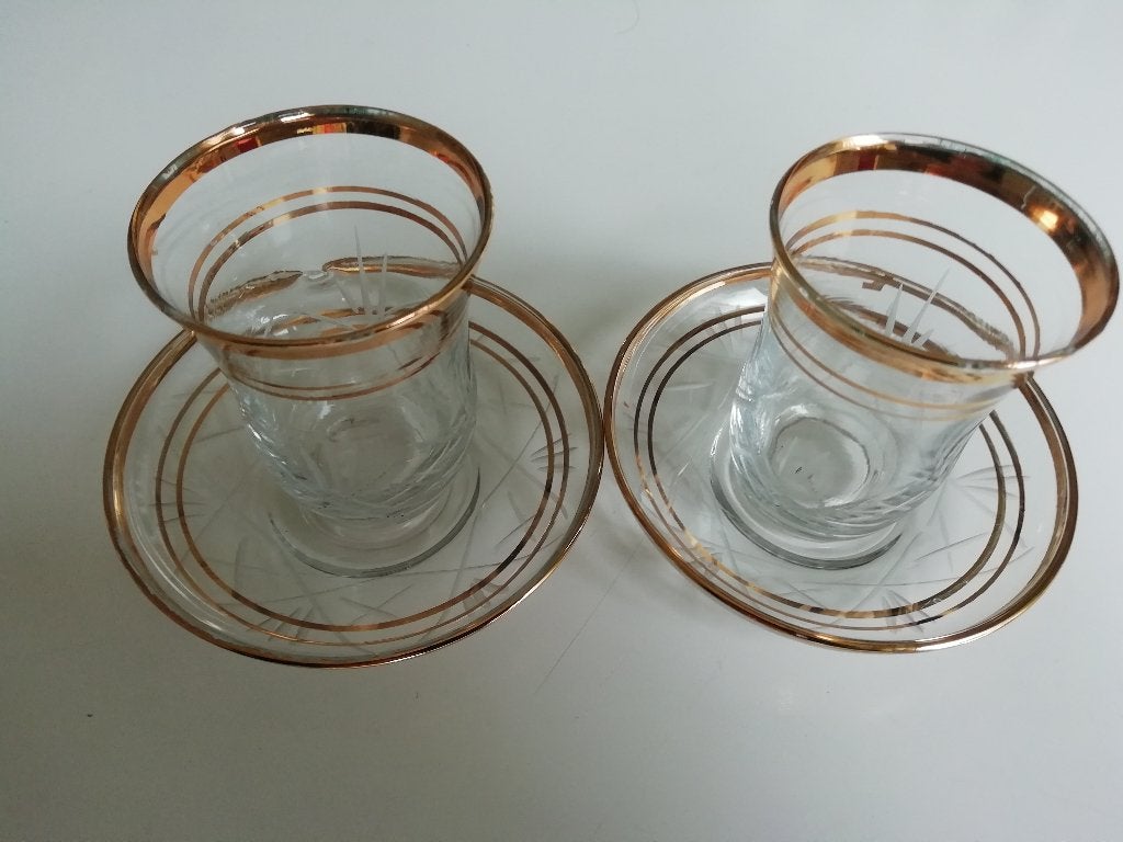 Twee Turkse theeglazen van kristal inclusief schoteltjes, Antiek en Kunst, Ophalen of Verzenden