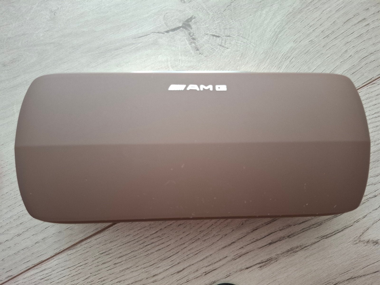 AMG brillenkoker met bevestigingsclips, Auto diversen, Ophalen of Verzenden, Zo goed als nieuw
