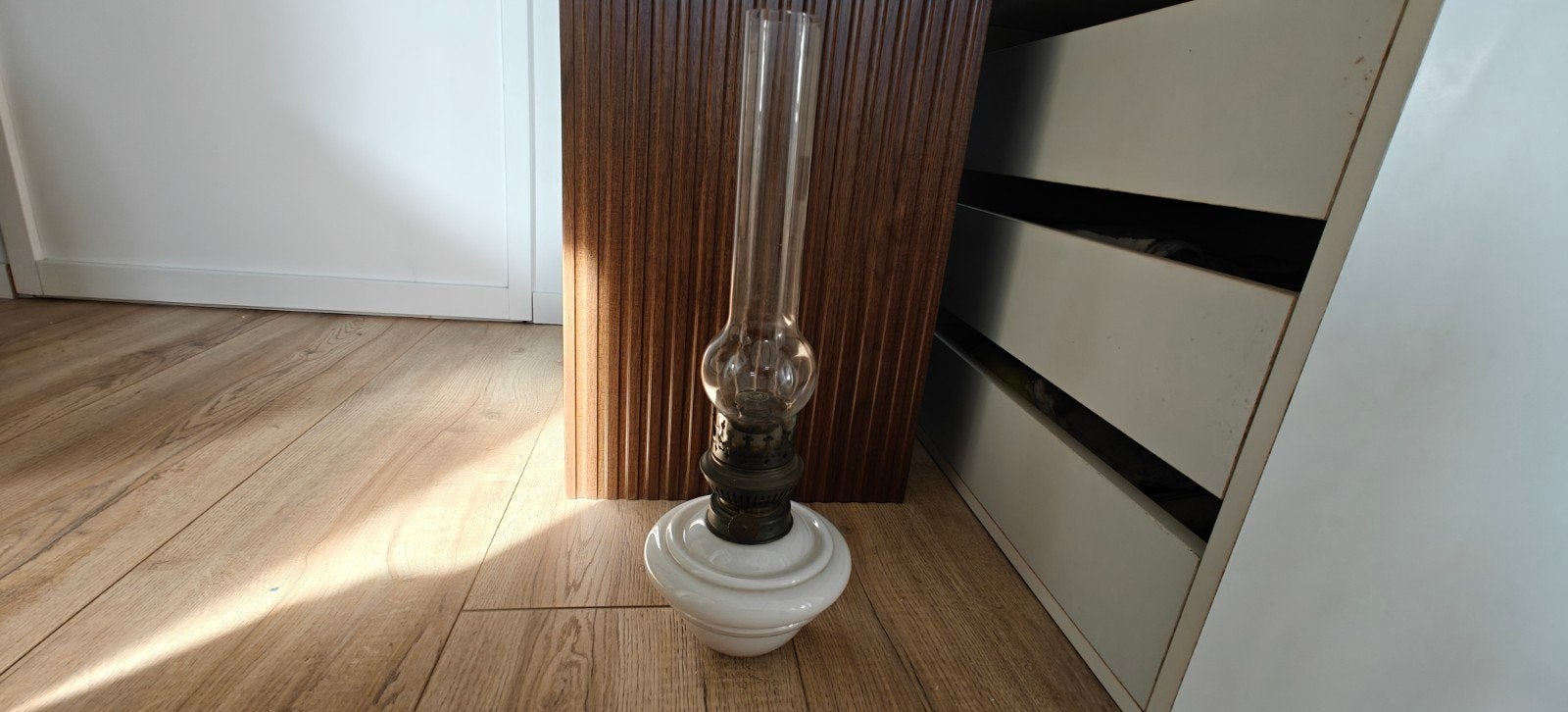 Antieke olielamp met witte voet en glazen kap, Antiek en Kunst, Ophalen of Verzenden