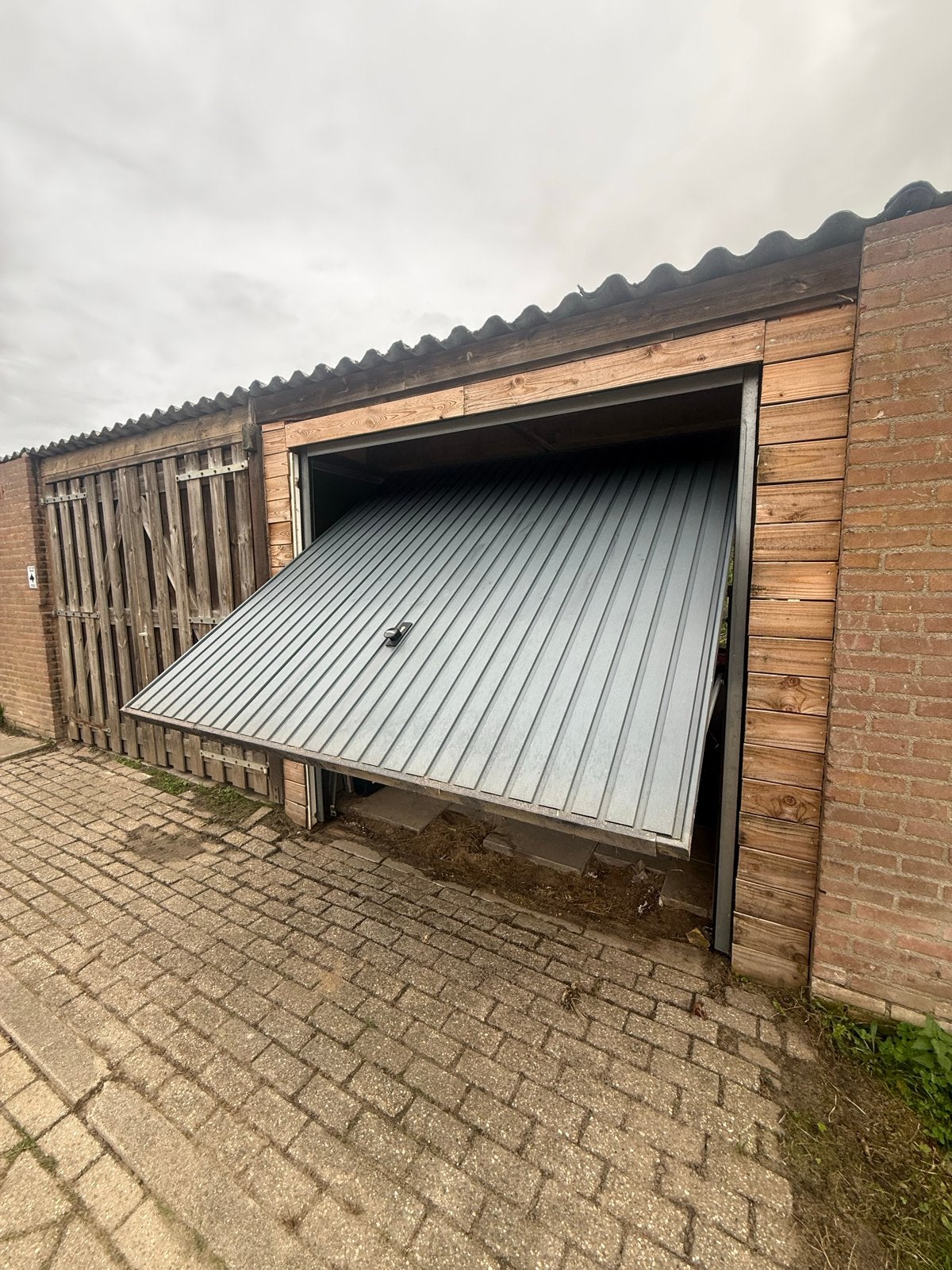 Garagedeur Hormann N80 met elektrische motorlift, Ophalen, Garagedeur, Zo goed als nieuw, Metaal