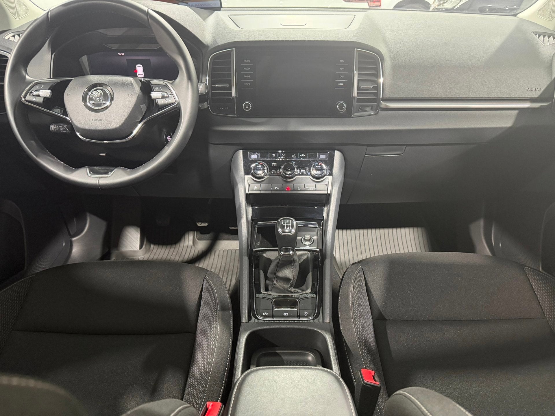 Skoda Karoq 1.0 TSI Business Edition / Panorama Dak / Digita, Auto's, Voorwielaandrijving, Gebruikt, Zwart, Wit