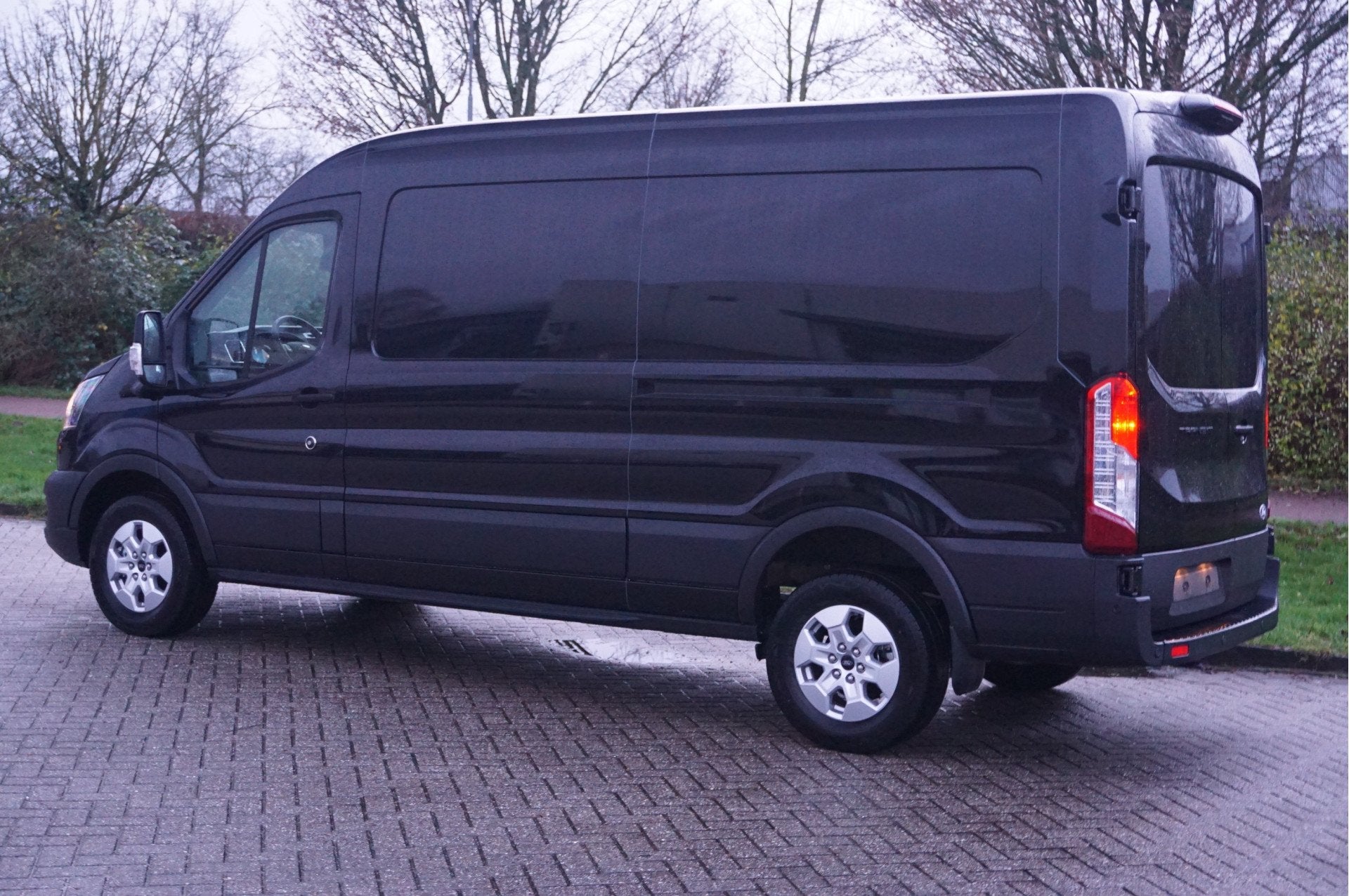 Ford Transit 350L L3H2 Trend AUT 130PK BPM VRIJ Sync4 Navi,, Achterwielaandrijving, 4 cilinders, 2800 kg, Zwart