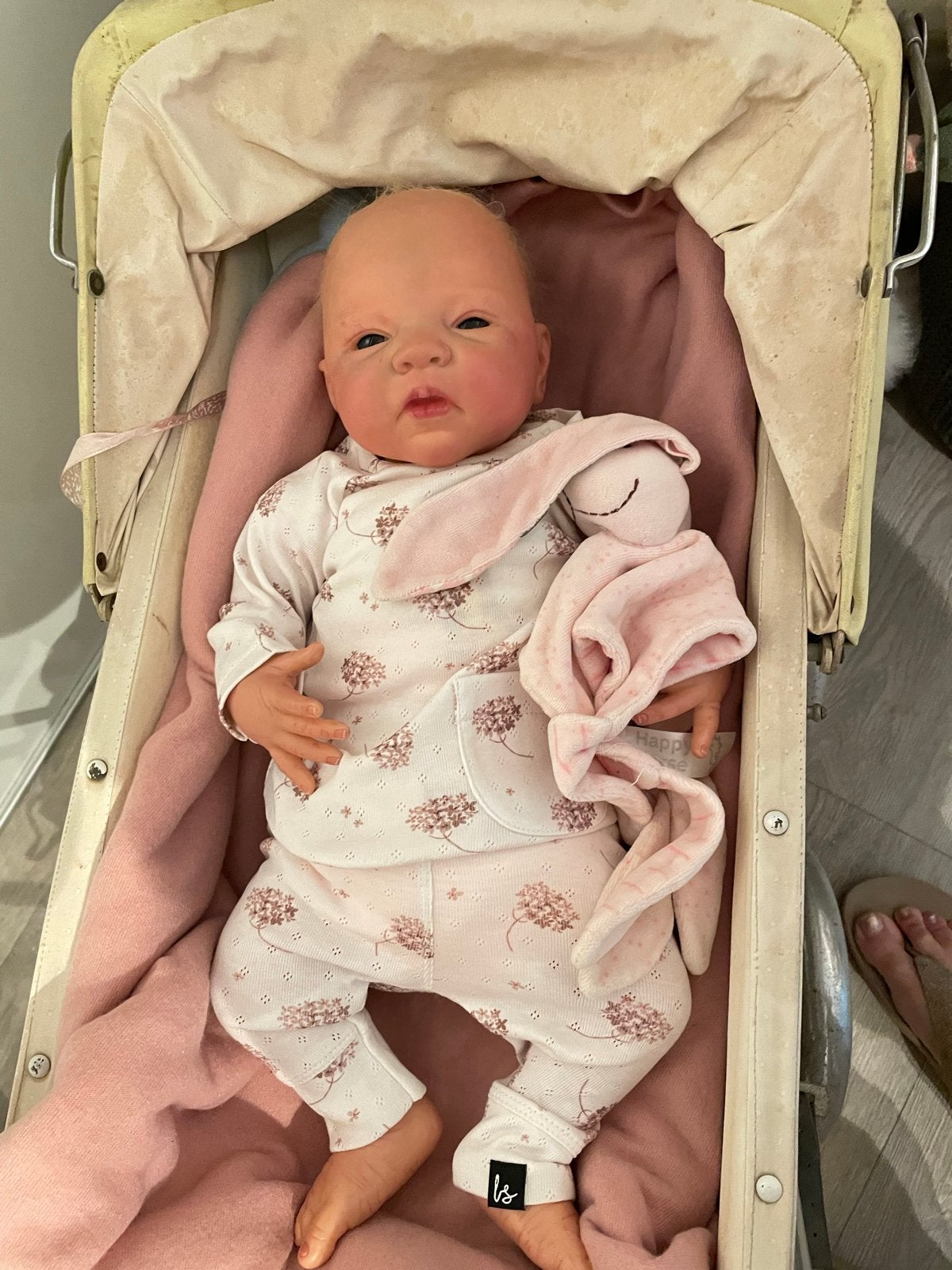 Reborn babypop Adrie Stoete 'Isa' met stoffen lijf, Ophalen of Verzenden, Zo goed als nieuw, Levensecht of Reborn