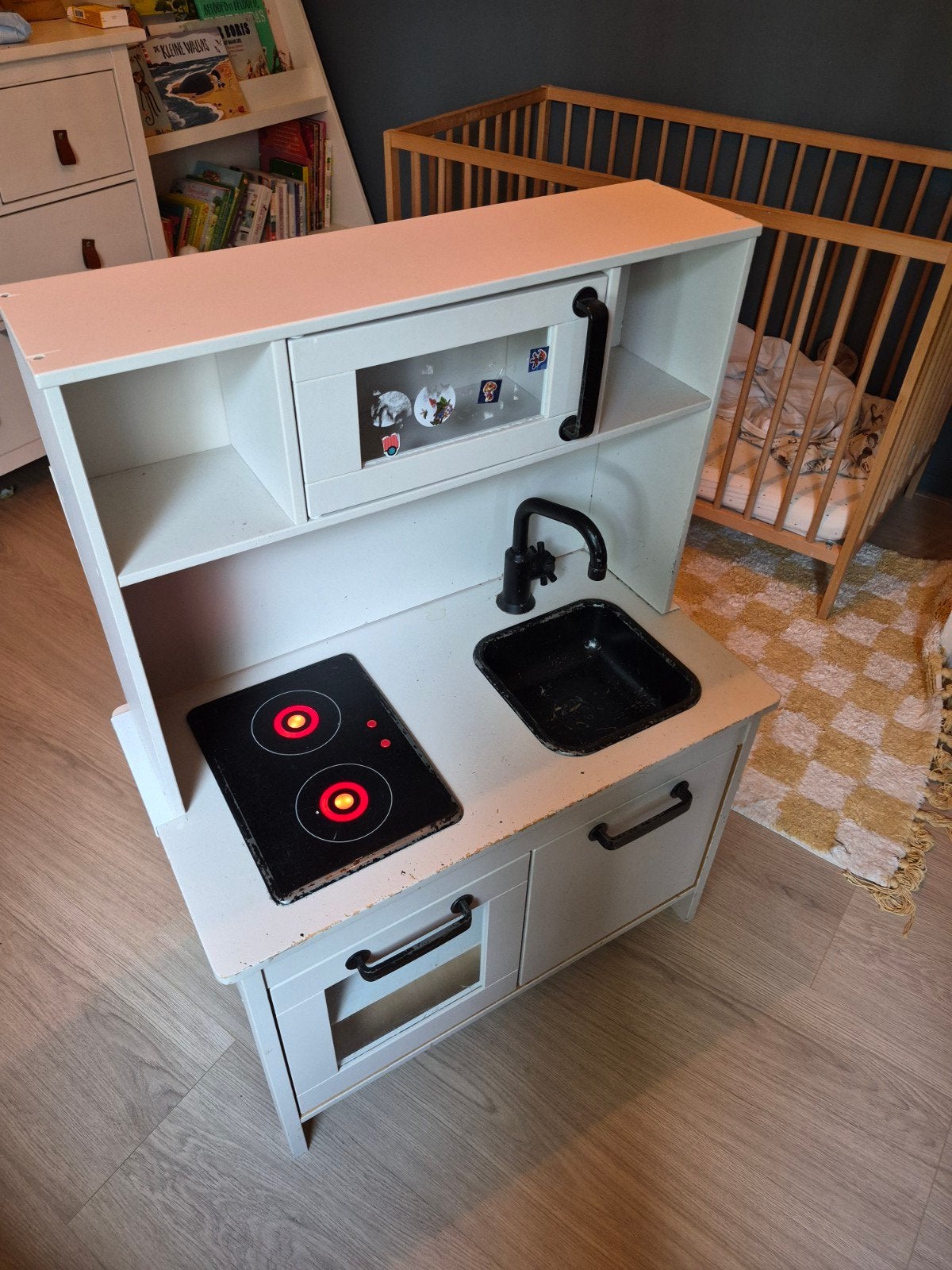 IKEA Duktig Speelkeuken met verlichting en verhogers, Kinderen en Baby's, Speelgoed | Houten speelgoed, Ophalen, Gebruikt, Meubelstuk of Keukentje