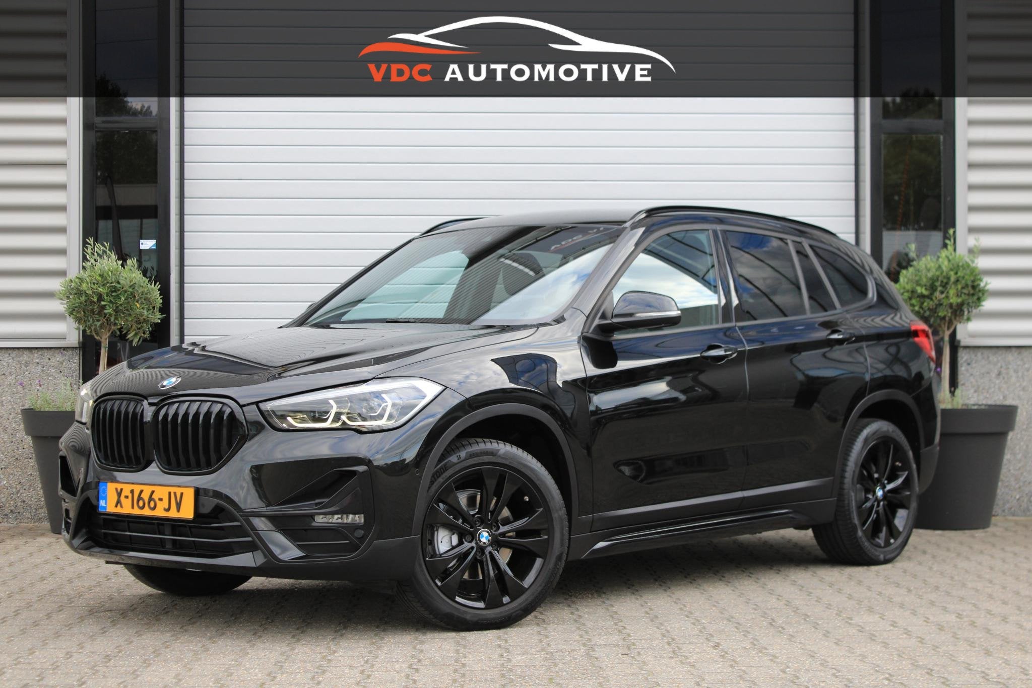 BMW X1 sDrive18i Camera | Stoelverwarming | Navi | Leder | S, Auto's, Gebruikt, Zwart, Leder, 3 cilinders