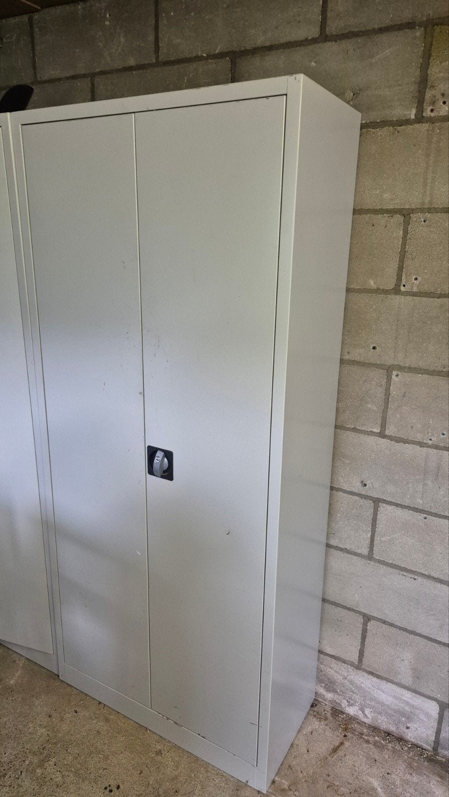 Stevige metalen kast met twee deuren en slot, Ophalen, Gebruikt
