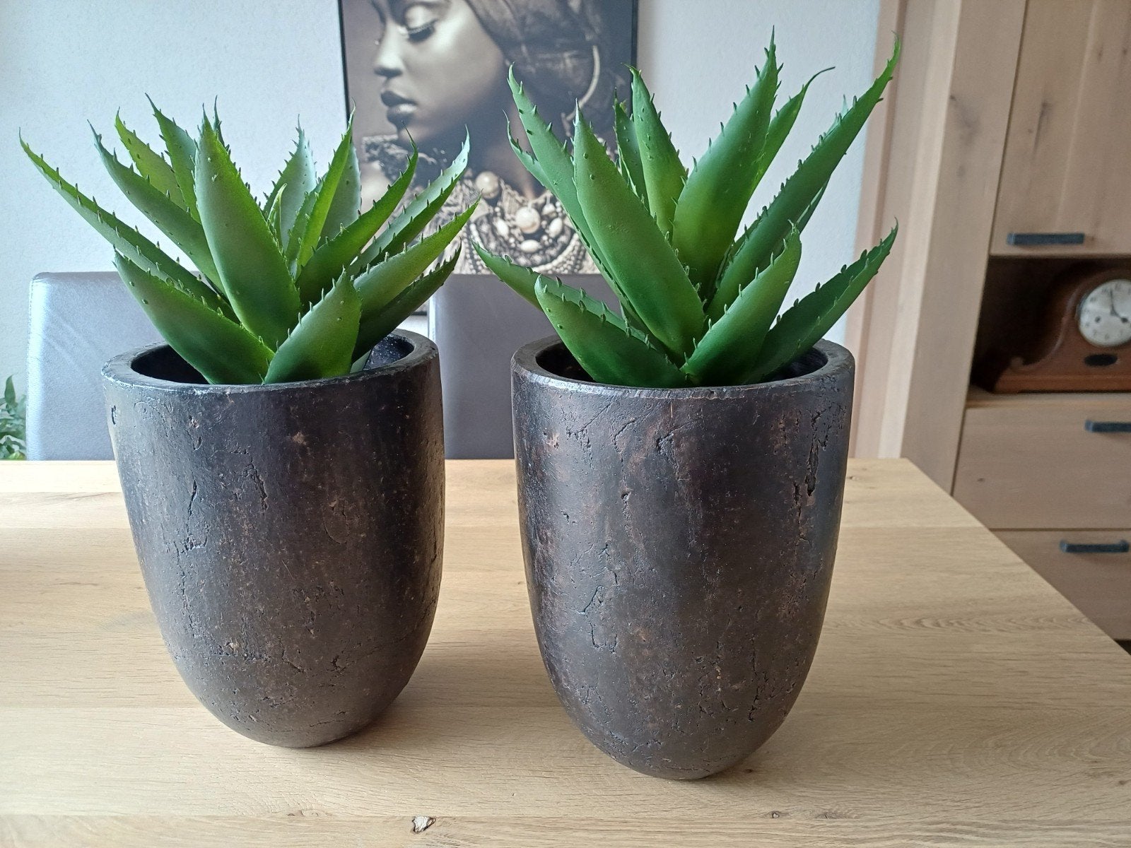 Te koop: 2 Hoge stoere bloempotten met kunstplantjes, Ophalen, Rond, Binnen, Zo goed als nieuw