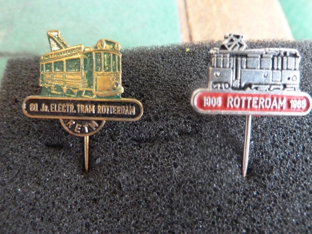 2 VERSCHILLENDE SPELDJES: ELECTR. TRAM ROTTERDAM, Ophalen of Verzenden, Gebruikt, Transport, Speldje of Pin