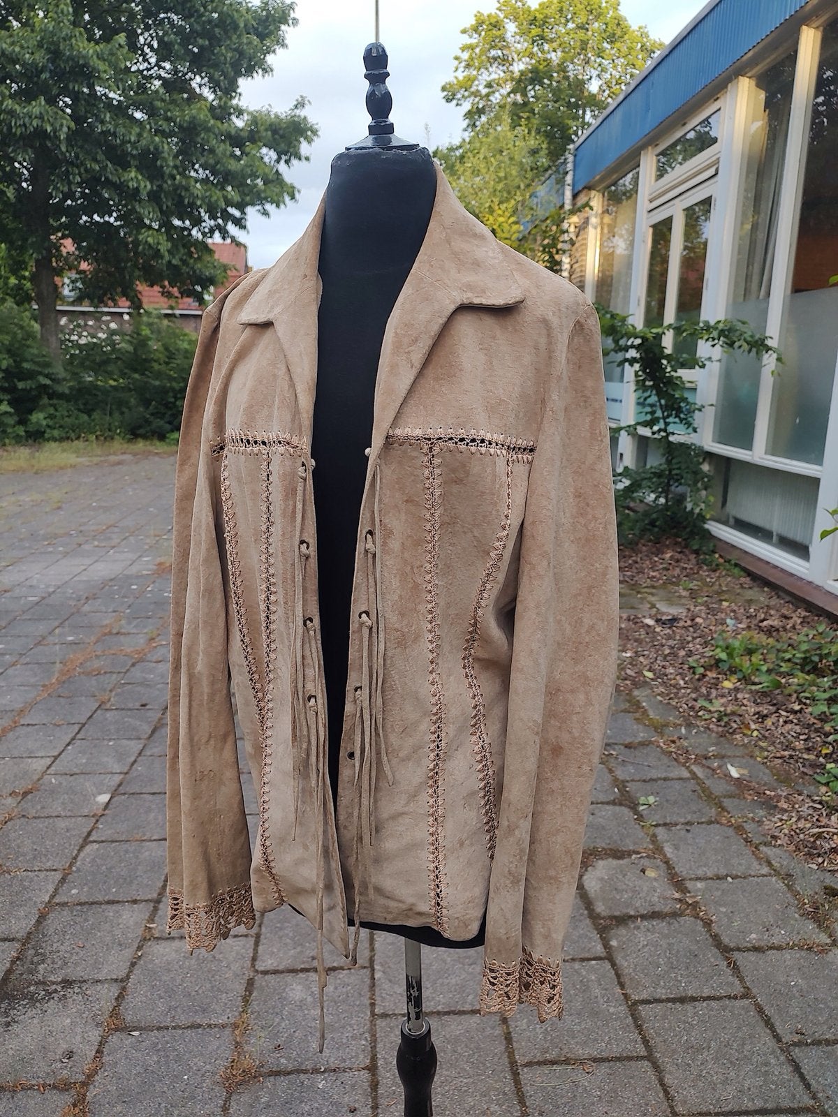 Suède leren jas met veters en borduursels, Ophalen, Gedragen, Maat 46/48 (XL) of groter, Beige