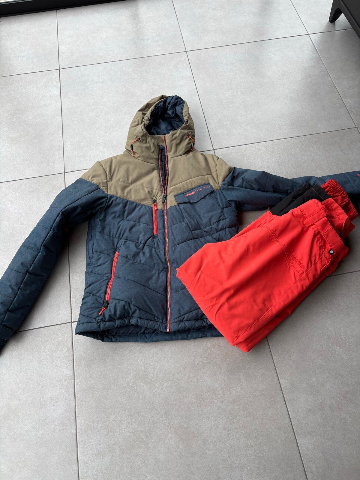 Protest Skipak (Jas L, Broek L) - Warm, Waterafstotend, Hip, Ophalen of Verzenden, Zo goed als nieuw, Maat 52/54 (L), Pak