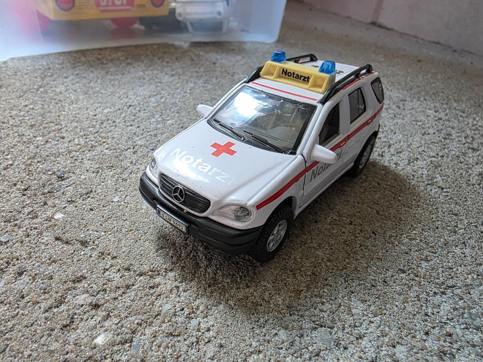 Kinsmart Mercedes B Notarzt 1/43, Ophalen of Verzenden