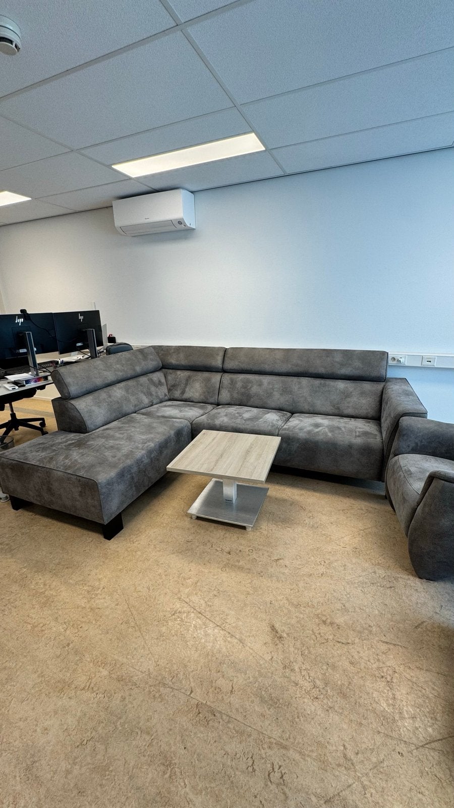 Grijze hoekbank met twee fauteuils en salontafel, Huis en Inrichting, Gebruikt, Hoekbank, 300 cm of meer, Ophalen of Verzenden