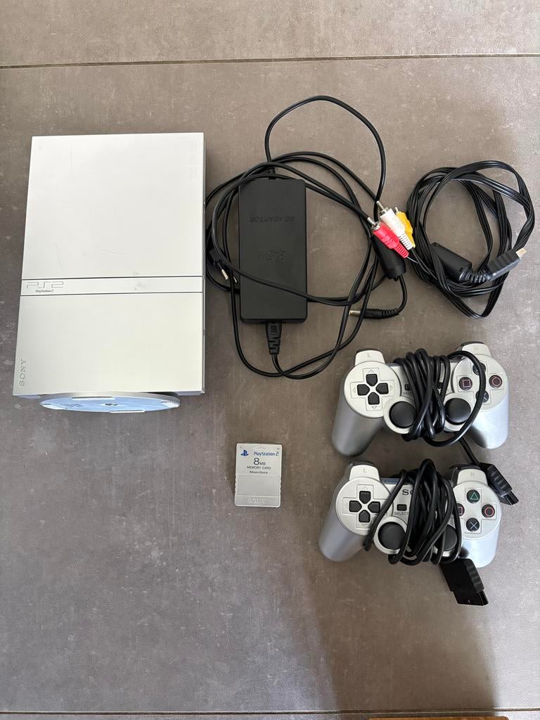Sony PlayStation 2 Slim Zilver met 2 controllers en geheugen, Met 2 controllers, Ophalen of Verzenden, Zo goed als nieuw, Met geheugenkaart