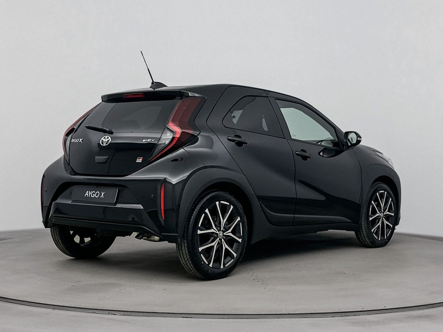 Toyota Aygo X Hybrid 115 GR Sport (bj 2026, automaat), 12 maanden, 4 stoelen, Zwart, Hybride Elektrisch/Benzine
