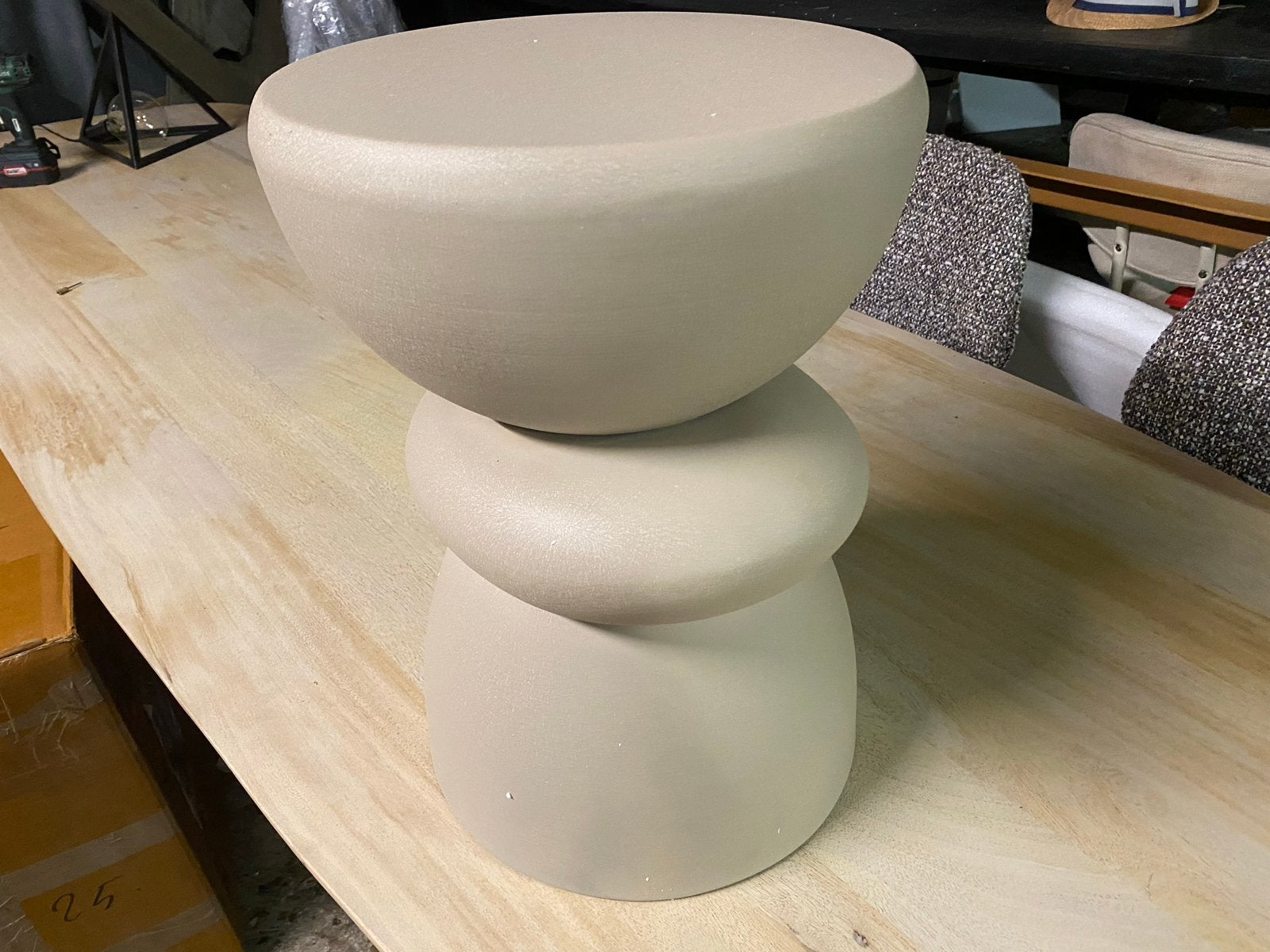 Beige metalen bijzettafel, organische vorm, 47 cm hoog, Metaal of Aluminium, Nieuw, Overige vormen, Ophalen