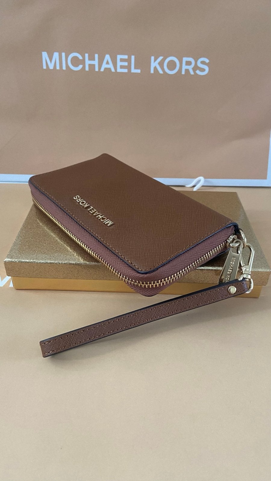 Michael Kors portemonnee met polsbandje - Zo goed als nieuw, Sieraden, Tassen en Uiterlijk, Overige merken, Bruin, Ophalen of Verzenden