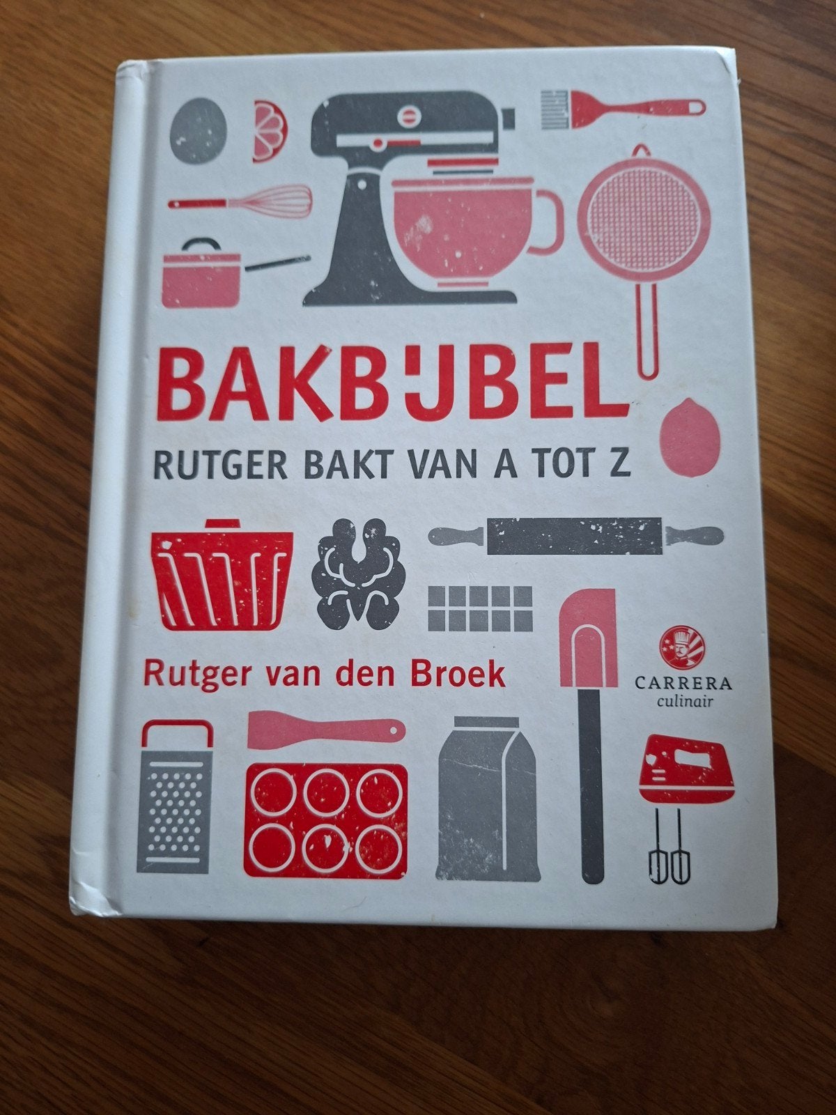 Bakbijbel Rutger Bakt van A tot Z - Zo goed als nieuw, Boeken, Kookboeken, Ophalen of Verzenden, Zo goed als nieuw