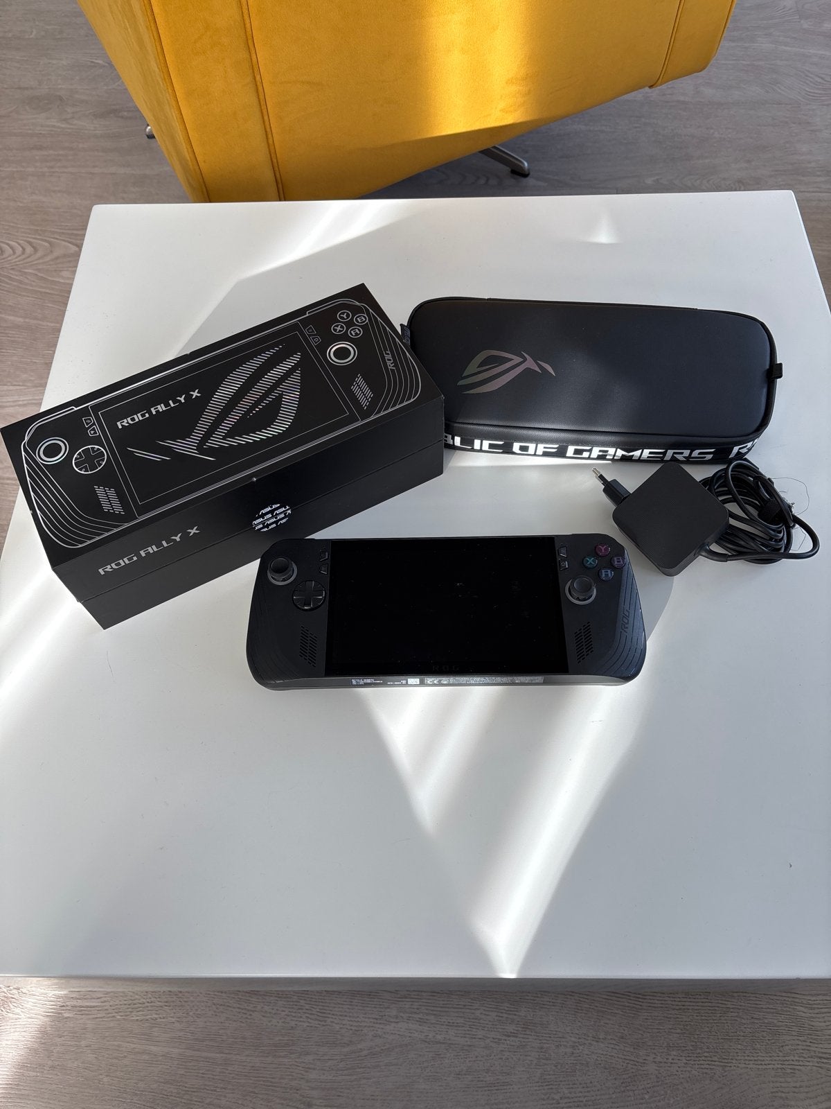 ROG Ally X 1TB met doos, lader en reishoes, Spelcomputers en Games, Ophalen, ASUS, Zo goed als nieuw