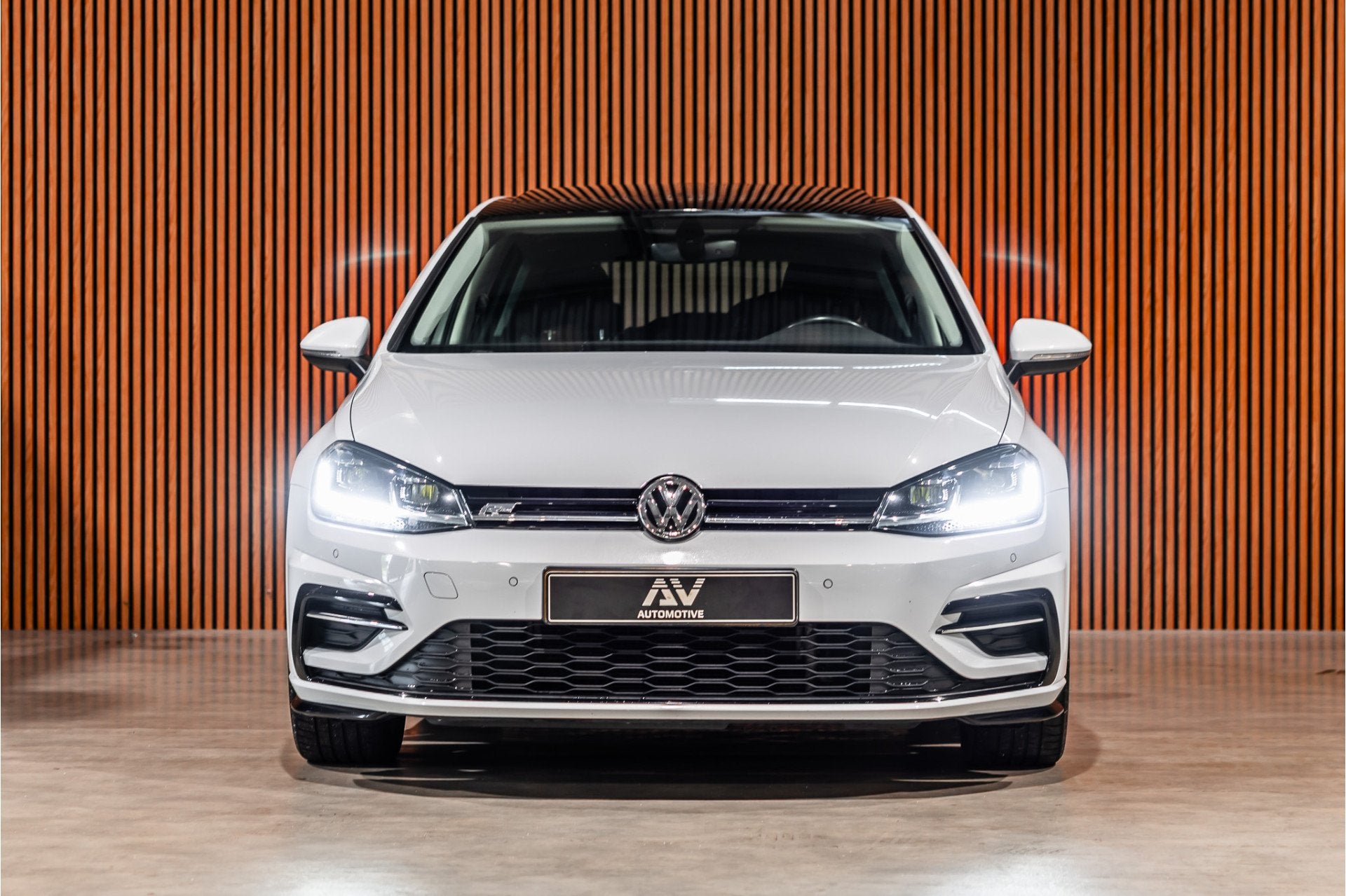 Volkswagen Golf 1.4 TSI R-Line | DSG | Panorama | LED | Virt, Gebruikt, 4 cilinders, Alcantara, Wit