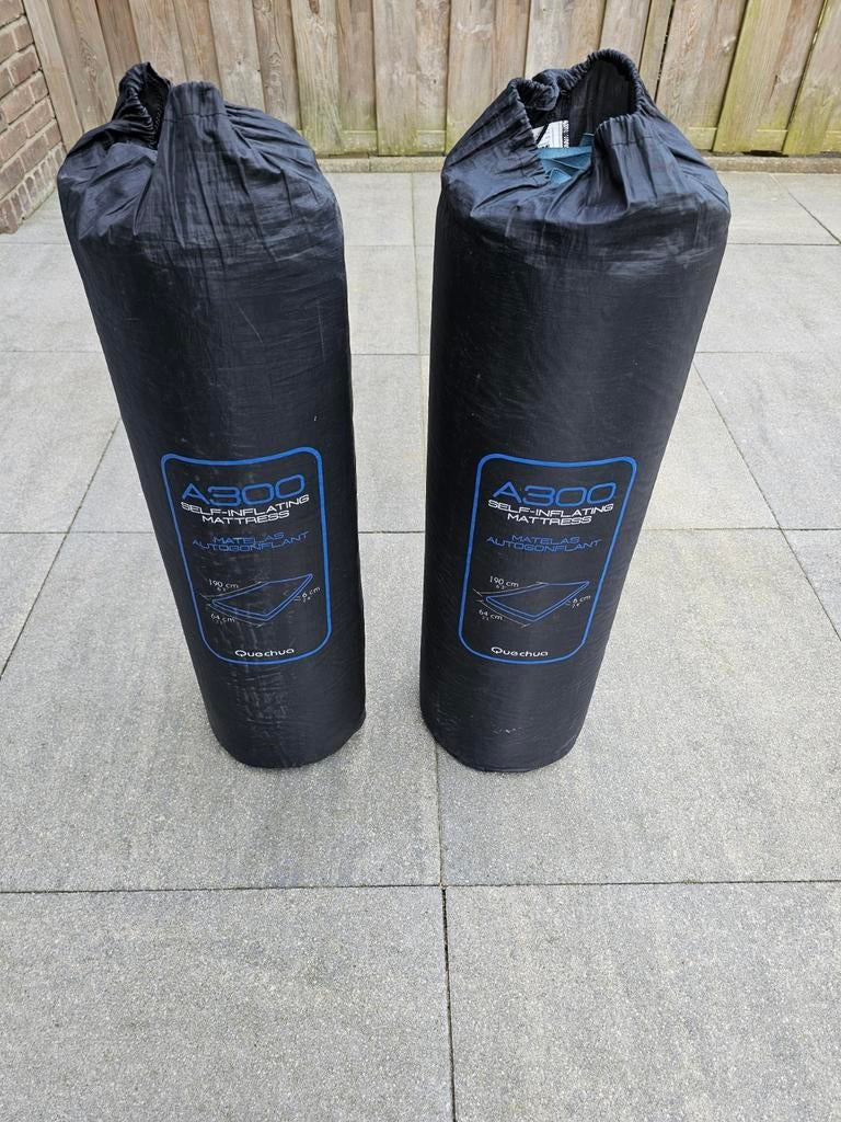 2x Quechua A300 zelfopblaasbaar matras - 1 persoons,1Vrijbui, Ophalen, Zo goed als nieuw, 1-persoons