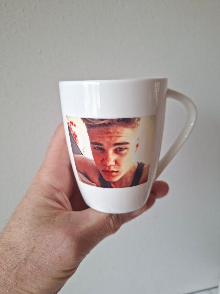 Porseleinen Mok met Zanger Justin Bieber - Handbedrukt, Verzamelen, Ophalen of Verzenden, Nieuw, Gebruiksvoorwerp