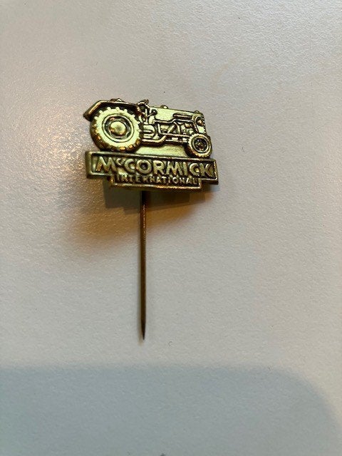 speldje, pin McCormick International, Ophalen of Verzenden, Zo goed als nieuw, Merk, Speldje of Pin