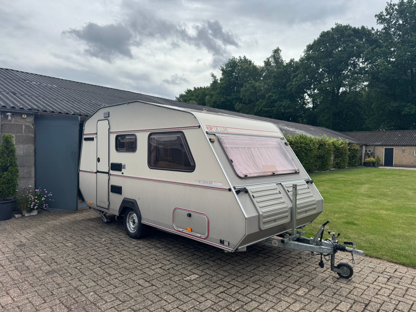 Te koop: compacte en nette Kip de Luxe KL40T toercaravan, Caravans en Kamperen, Kip, Treinzit, Dwarsbed, Particulier