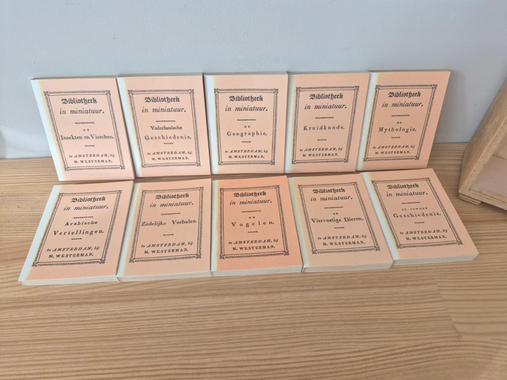 M. Westerman 'Bibliotheek in miniatuur'- 1984, Antiek en Kunst, Ophalen of Verzenden, M. Westerman
