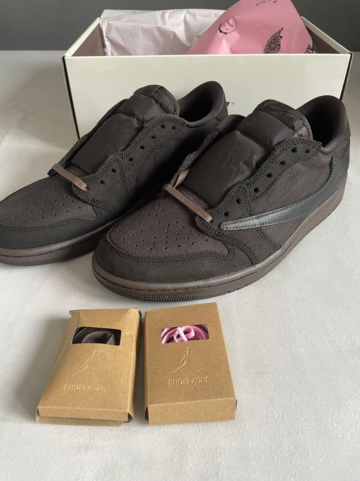 Travis Scott Jordan 1 Low ‘Velvet Brown’ (Maat 45), Bruin, Nieuw, Ophalen of Verzenden, Sneakers of Gympen