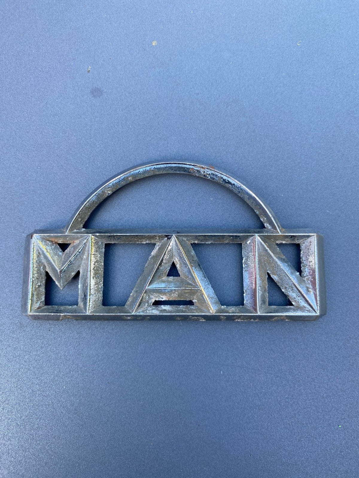 MAN logo embleem - Vintage vrachtwagen badge, Ophalen of Verzenden, Gebruikt