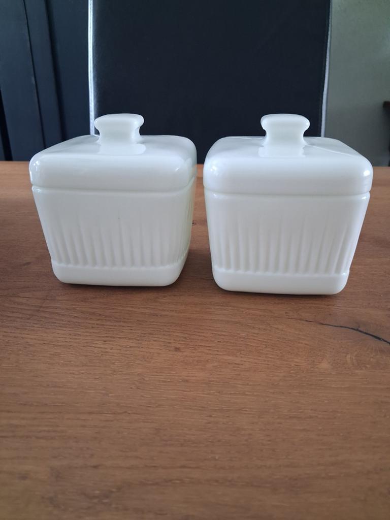 PLANTA - 2 melkglazen (opaline) botervlootjes jaren 70, Verzamelen, Ophalen of Verzenden, Huis en Inrichting