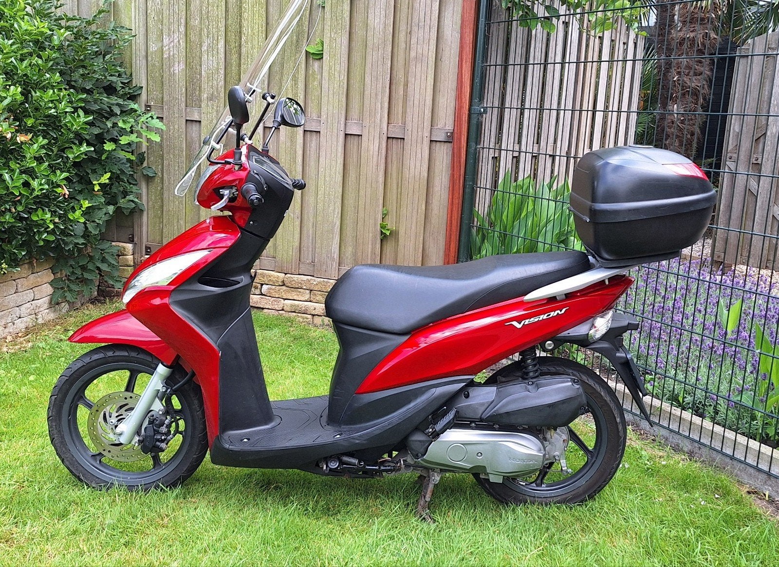 Honda Vision 50cc Scooter - zeer zuinig, inclusief topkoffer, Fietsen en Brommers, Ophalen, Honda, Gebruikt, Maximaal 45 km/u