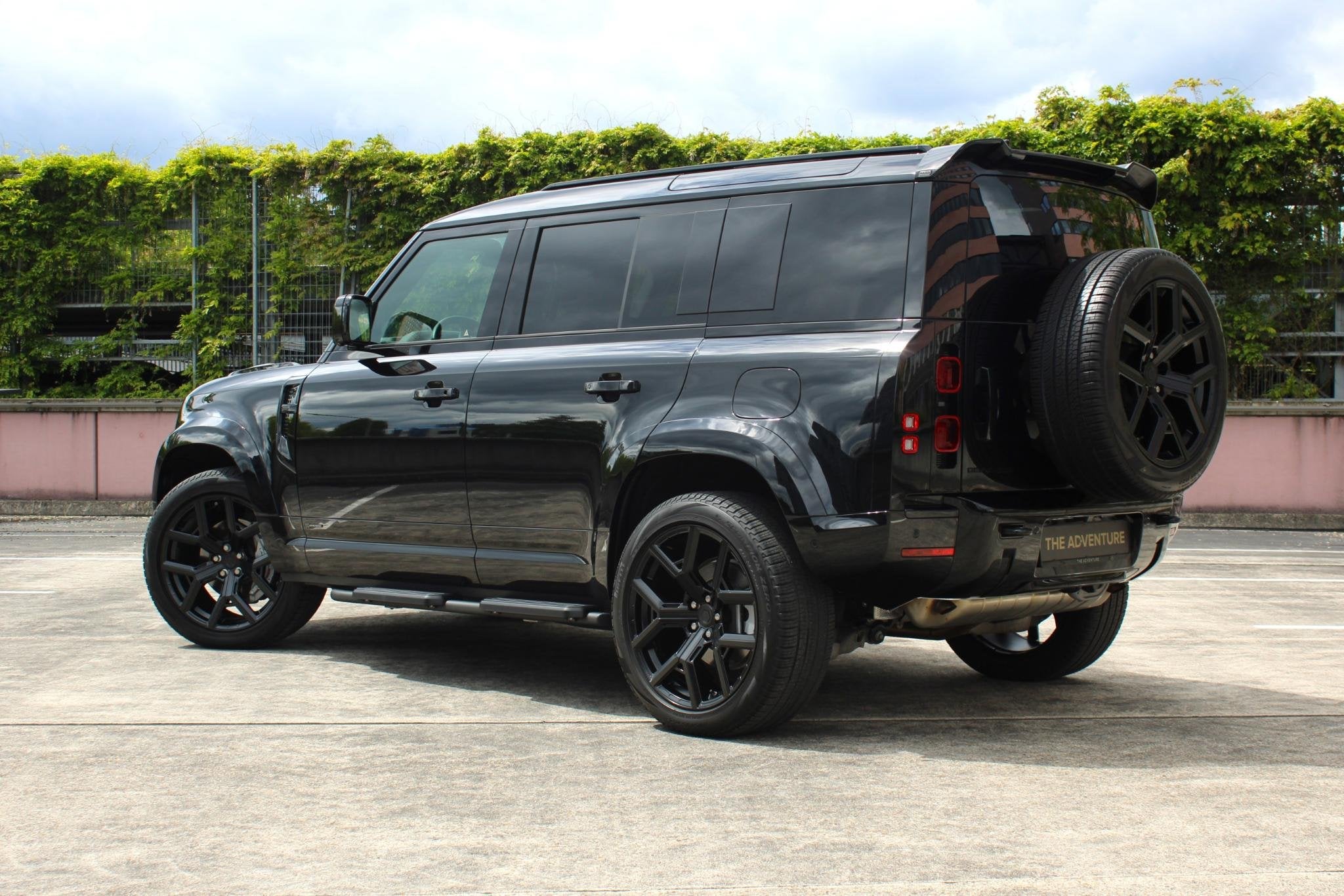 Land Rover Defender 110 P300e X-Dynamic HSE Urban | Pano | T, Auto's, Land Rover, Automaat, Stof, Gebruikt, Euro 6